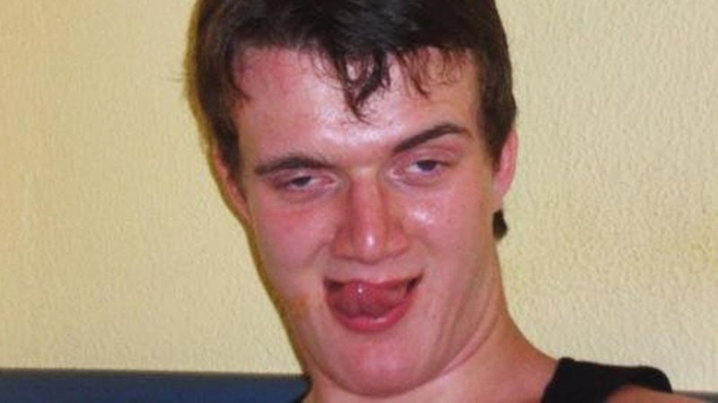 Парень с высунутым языком