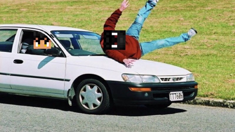 Челрвека сбивает малина