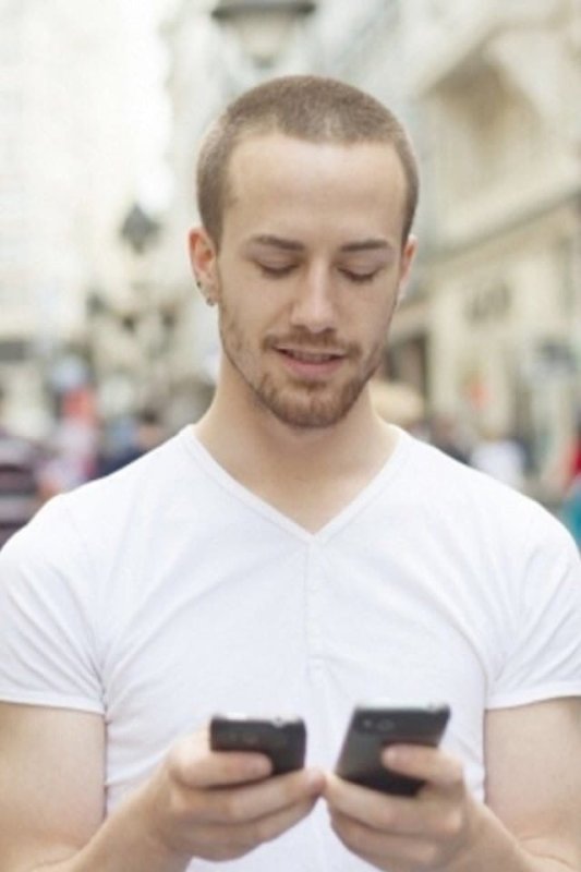 Чел с двумя телефонами