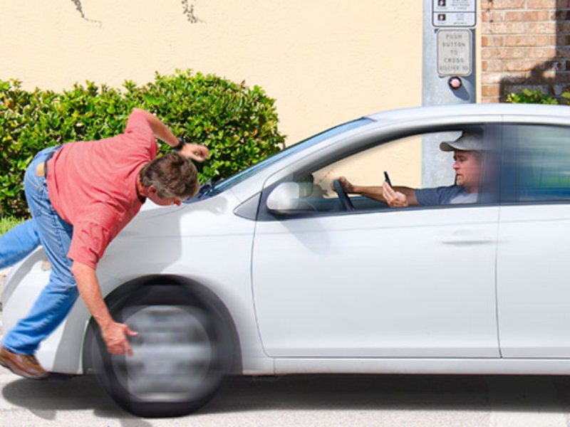 Челрвека сбивает малина