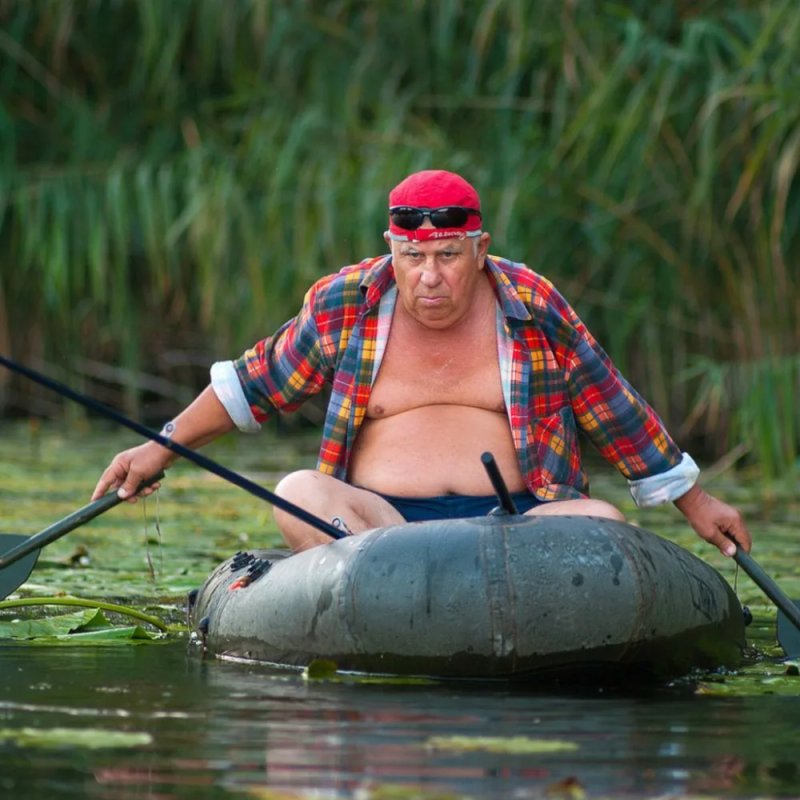 Мужик с рыбой на рыбалке