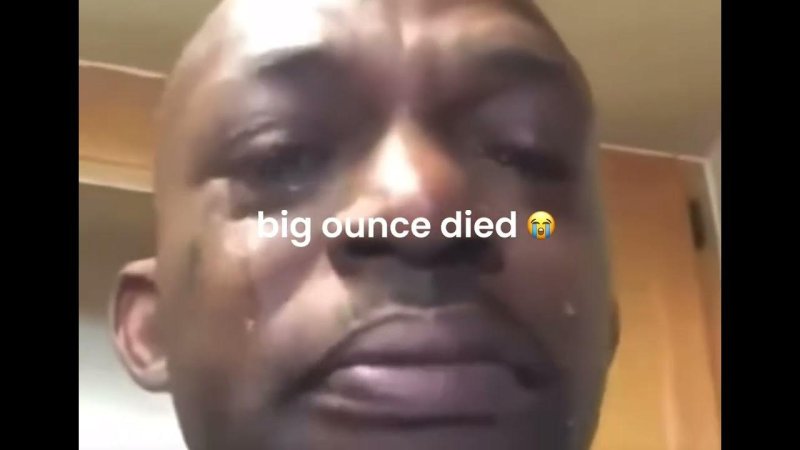 Негр отдает честь