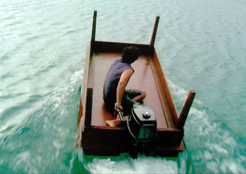Мужчина плывет на лодке