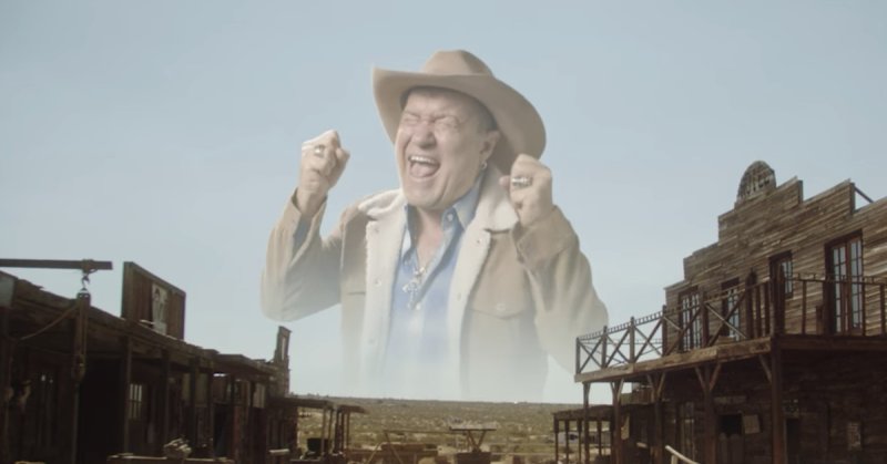 Мужик в шляпе орет