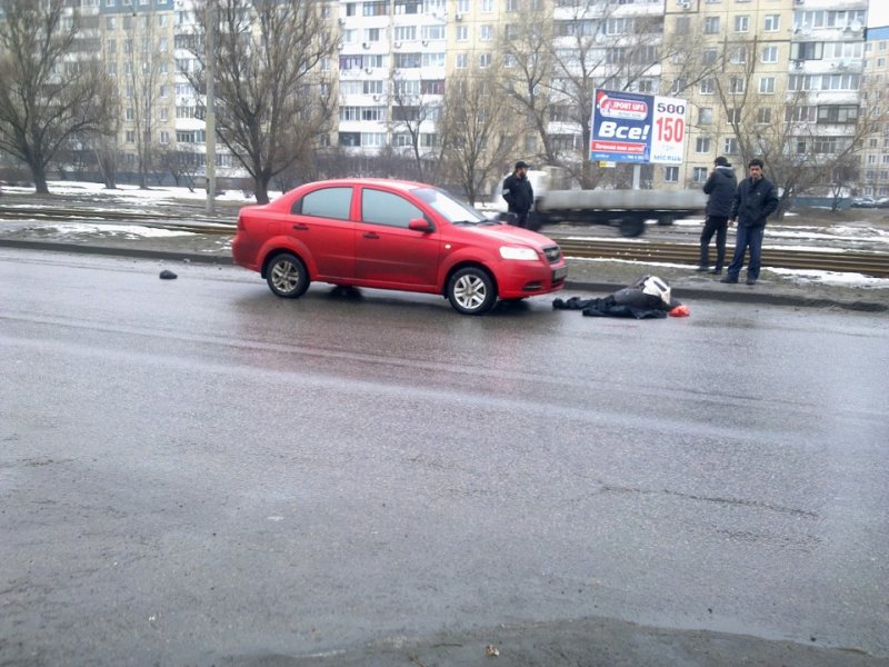 Челрвека сбивает малина