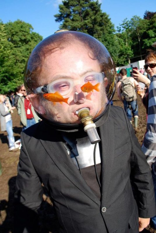 Человек с аквариумом на голове