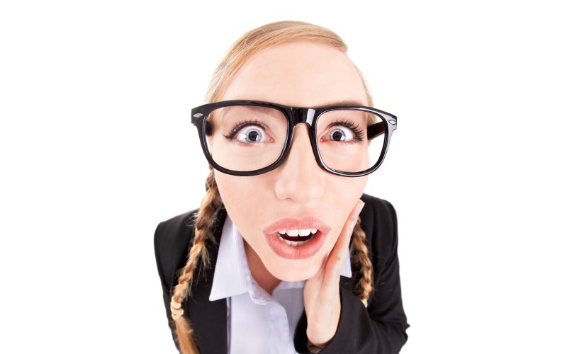 Удивленная девушка в очках