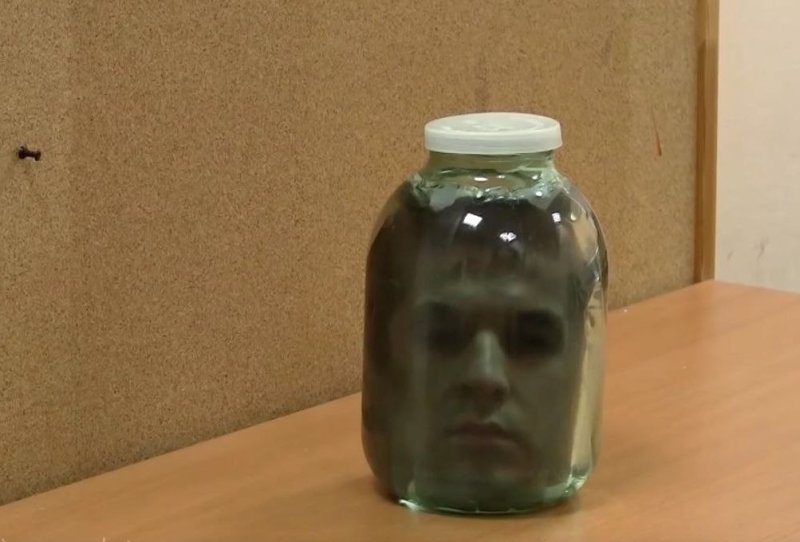 Человек в банке стеклянной