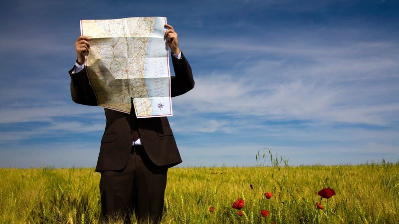 Бизнесмен в поле