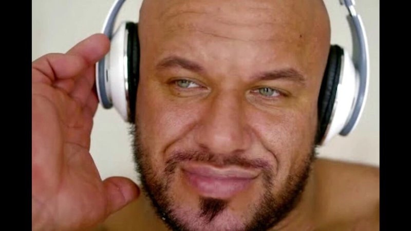 Негр с наушниками