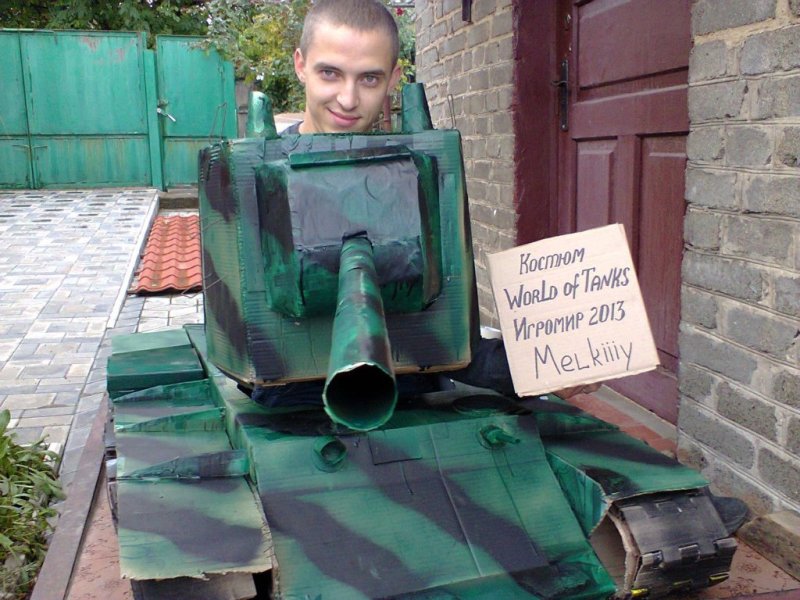 Картонный танк на голове