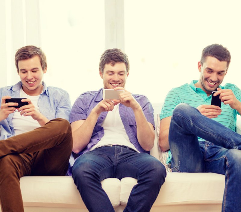 Три парня на диване