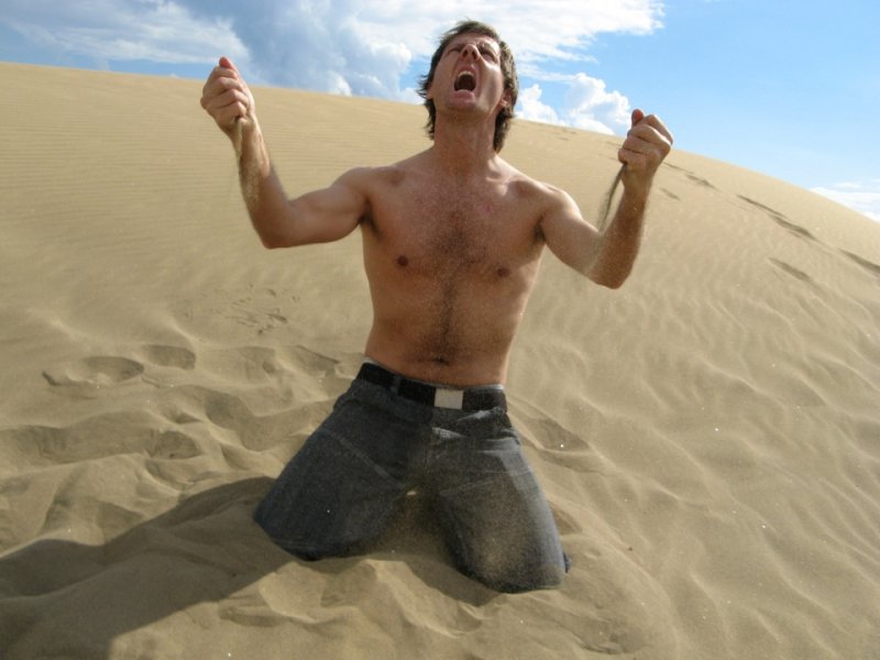 Мужская фотосессия с песком