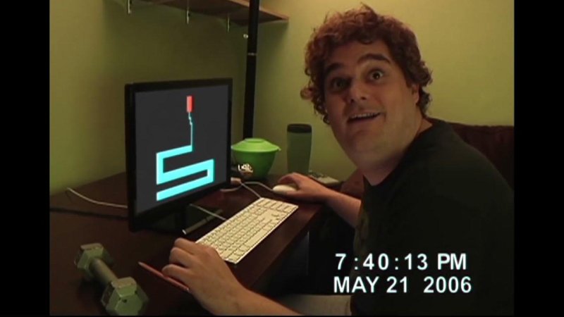 Парень разбивает монитор