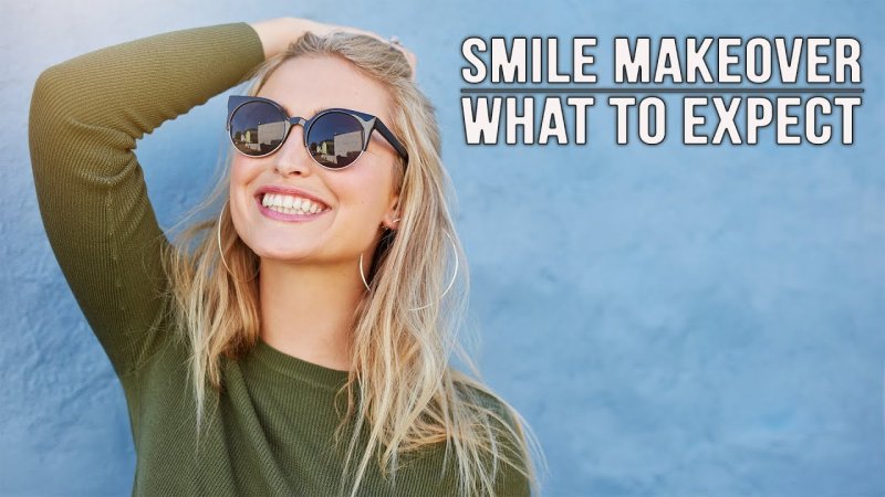 Женщина улыбается