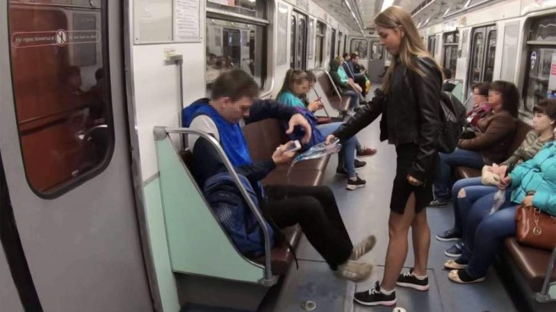 Анна Довгалюк облила мужчин в метро