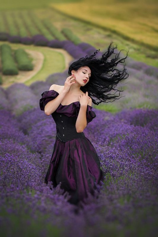 Девушка с лавандой
