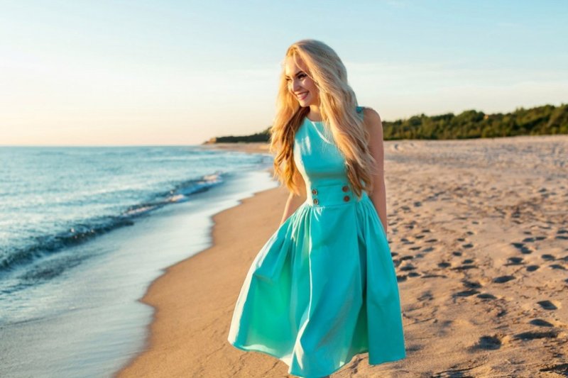 Блондинка в бирюзовом платье