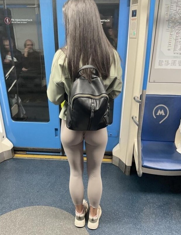 Шикарные девушки в метро
