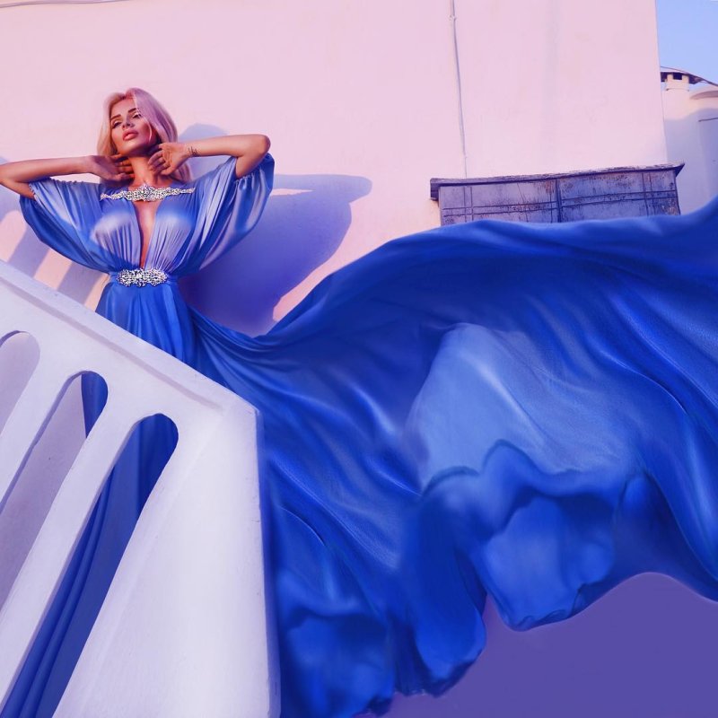 Блондинка в голубом платье