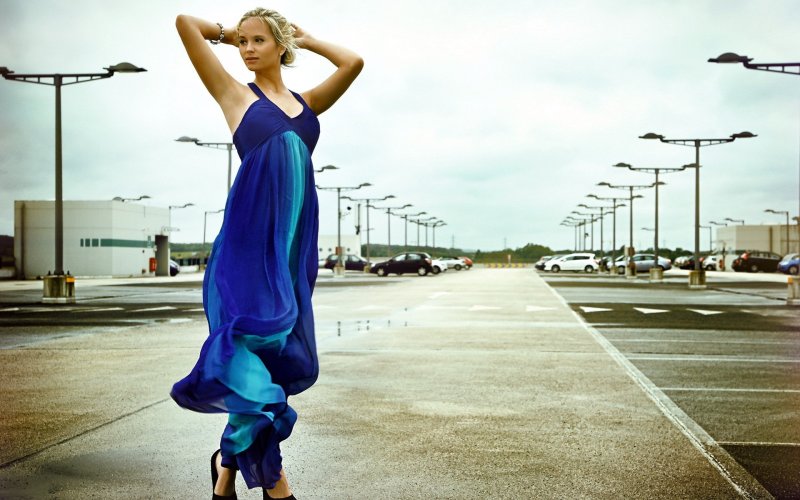 Блондинка в голубом платье