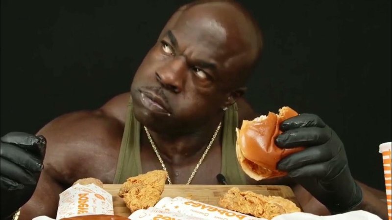 Негр ест фаст фуд Мем