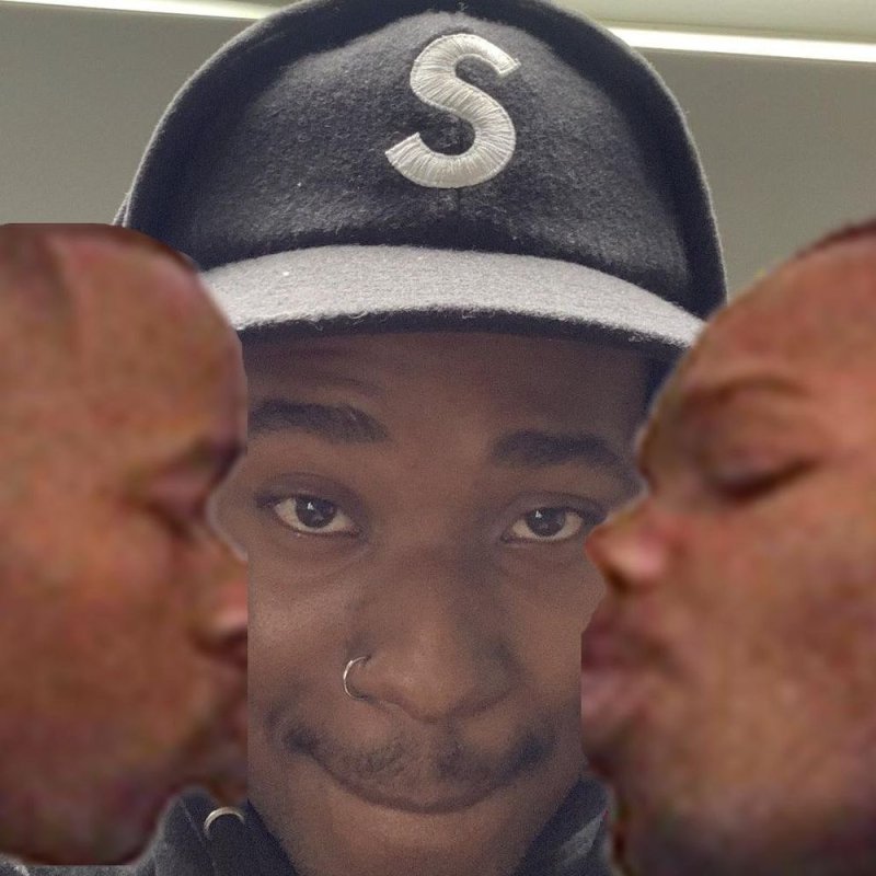 Негр целует