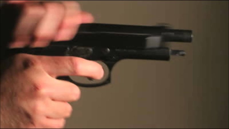 Руки перезаряжают пистолет