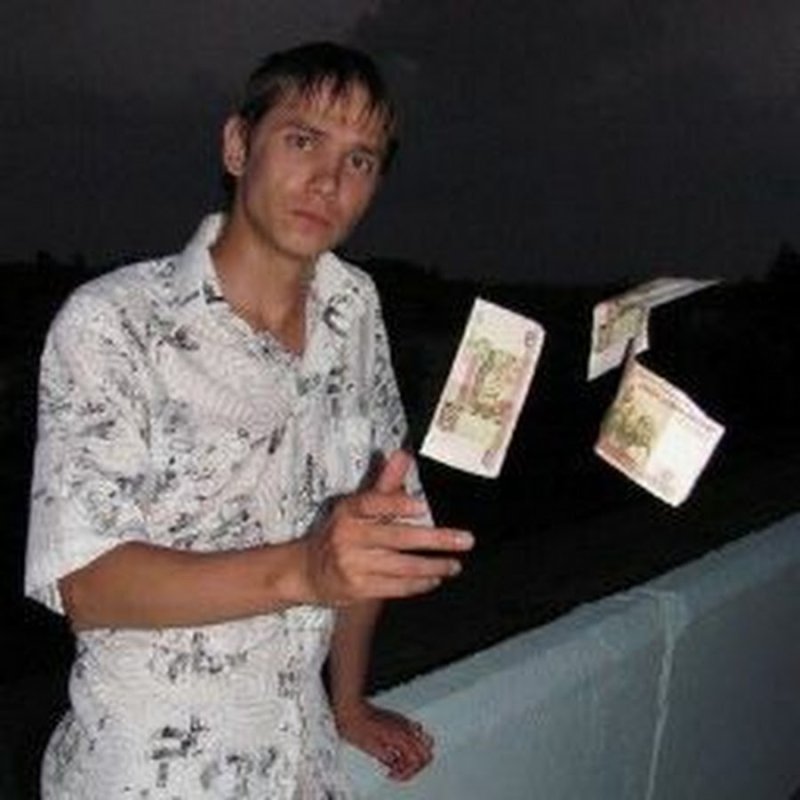 Мужик бросает деньги