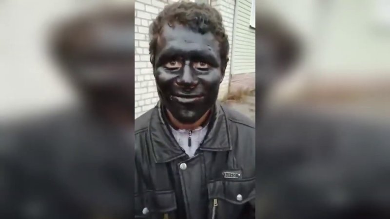 Чел с черным лицом