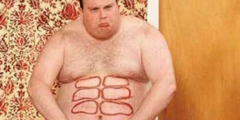 Толстый мужик с кубиками