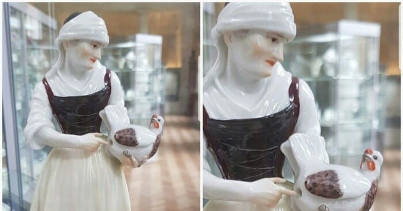 Мем статуэтка с курицей