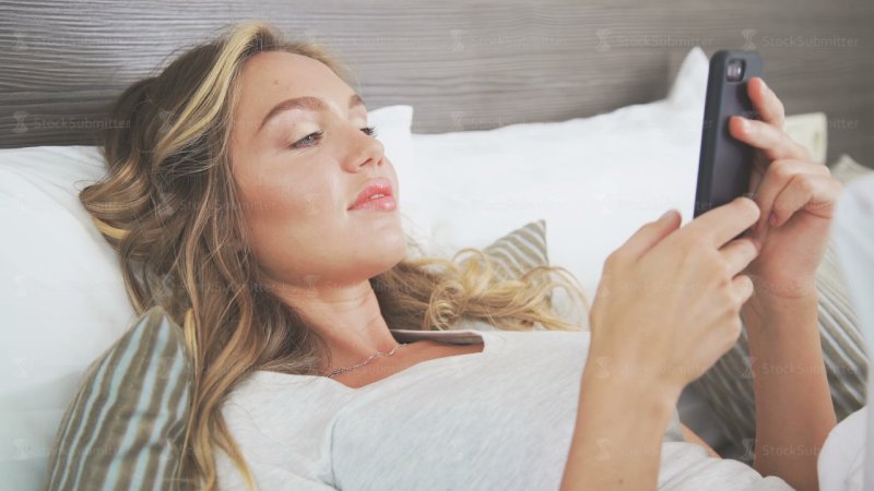 Телефон лежит