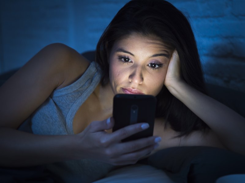 Девушка с телефоном