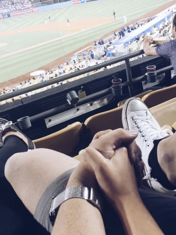 Парень с девушкой на стадио