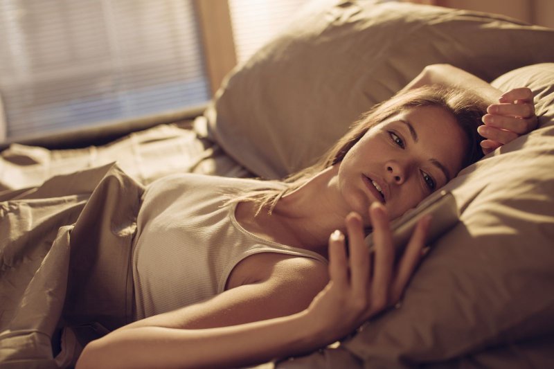 Девушка лежит с телефоном