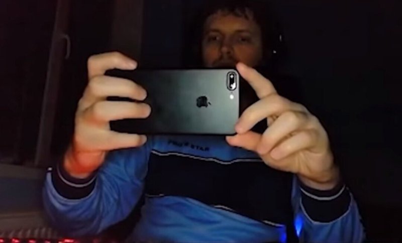 ПАПИЧ фоткает монитор