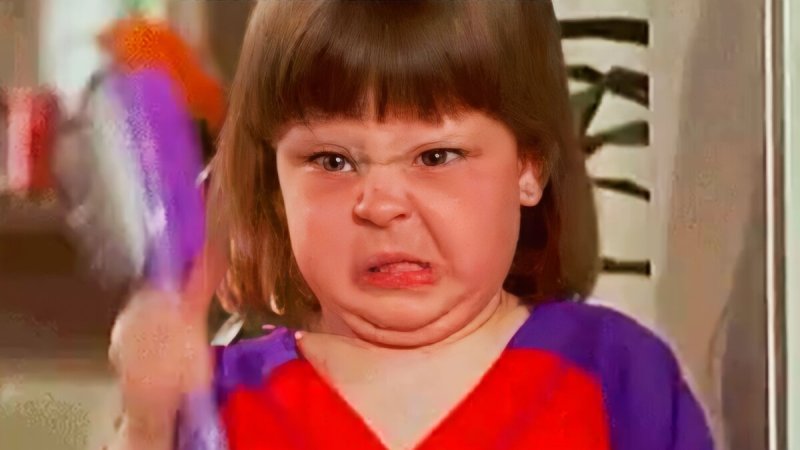 Злая девочка с расческой