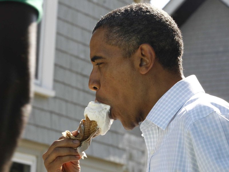 Обама ест мороженое