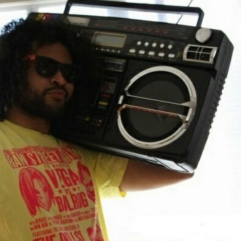 Парень с магнитофоном