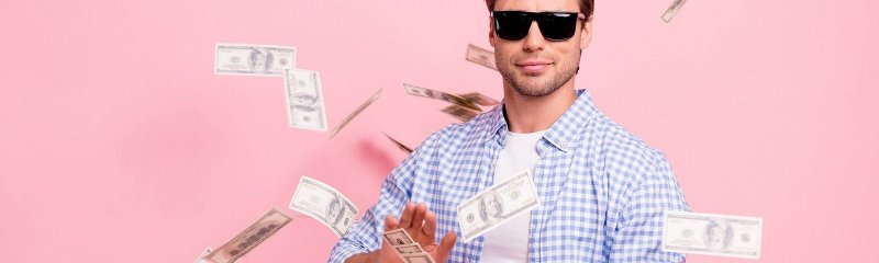 Мужчина с купюрами ретро