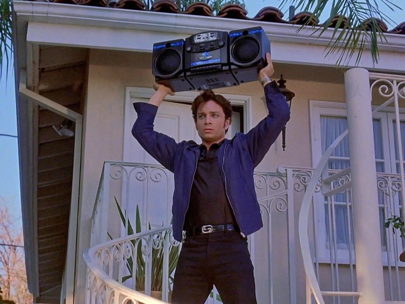 Мужик с колонкой на плече