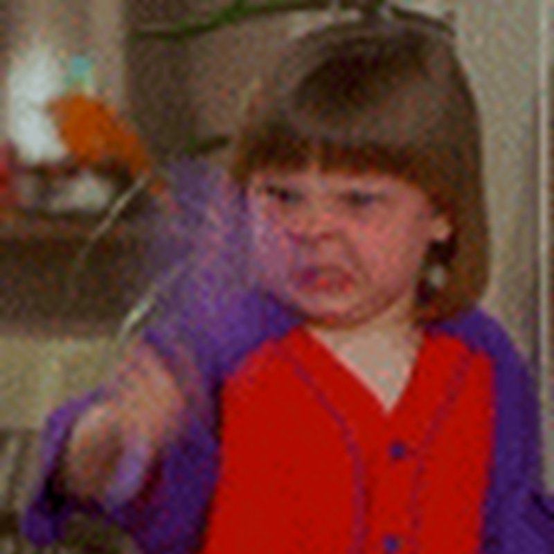 Недовольная девочка с расческой