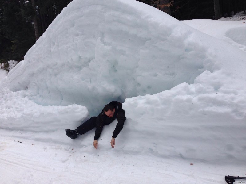 Огромная куча снега