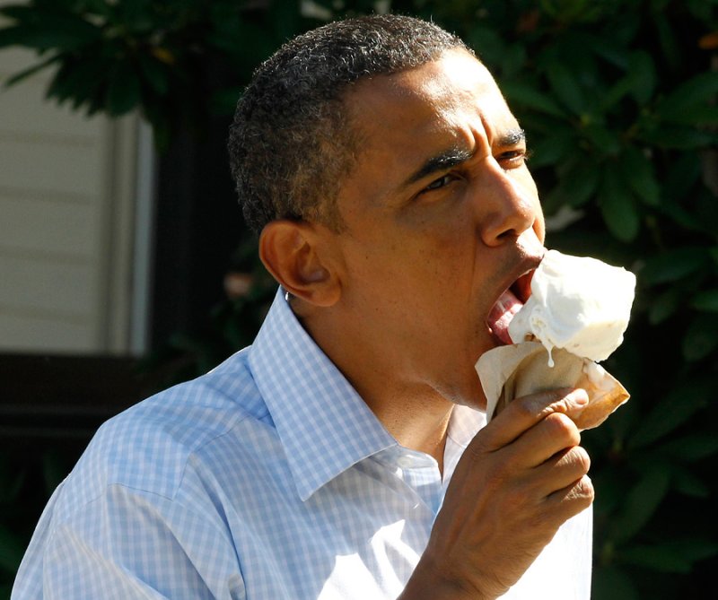 Человек ест мороженое