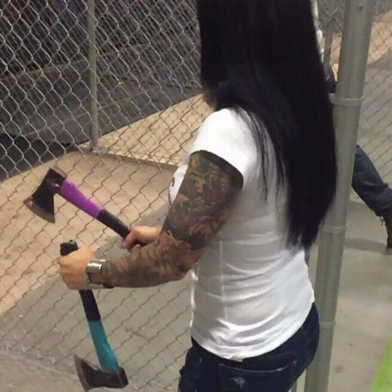 Девушка метает ножи