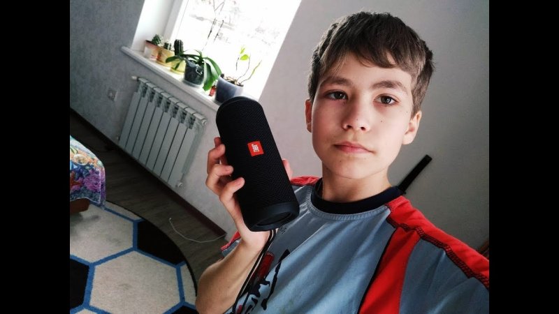 Школьник с колонкой JBL