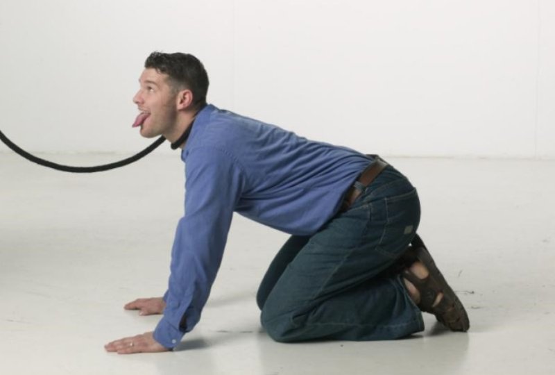 Мужчина на четвереньках