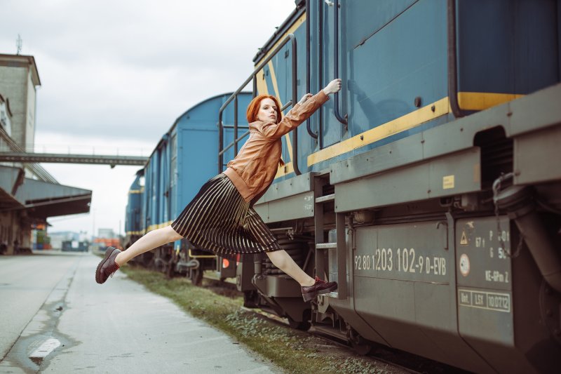 Девушка опоздала на поезд