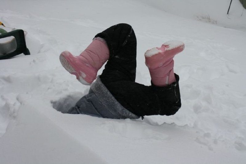 Девушка в сугробе